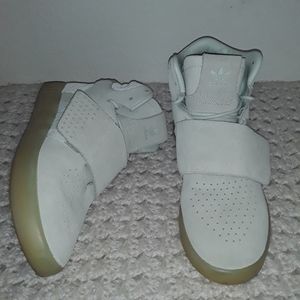 adidas Kids Sneakers in Light Gray and Gum